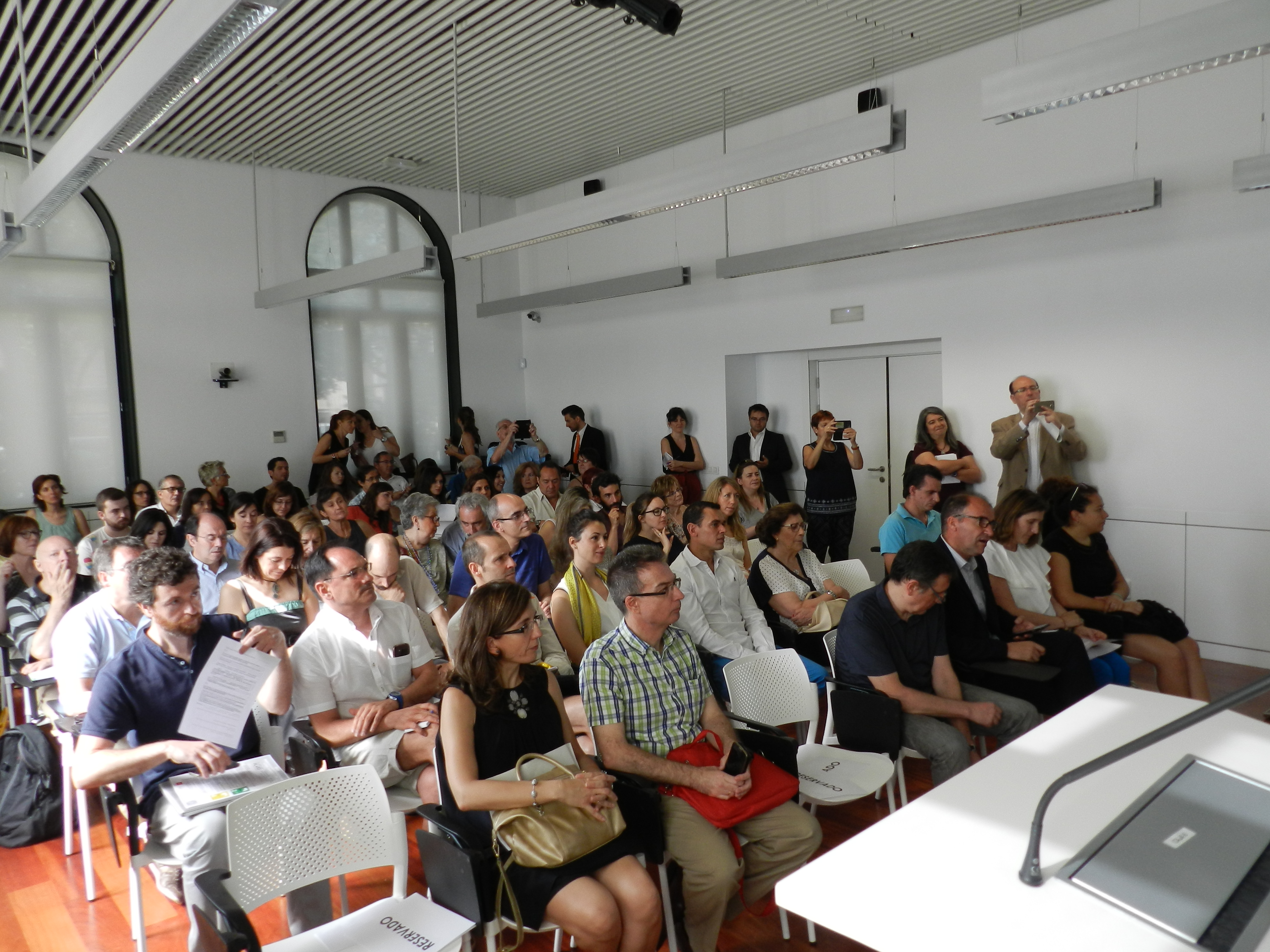 Gente atendiendo en la Jornada Innovación Social en Servicios Sociales. Las Personas y la Comunidad en el centro