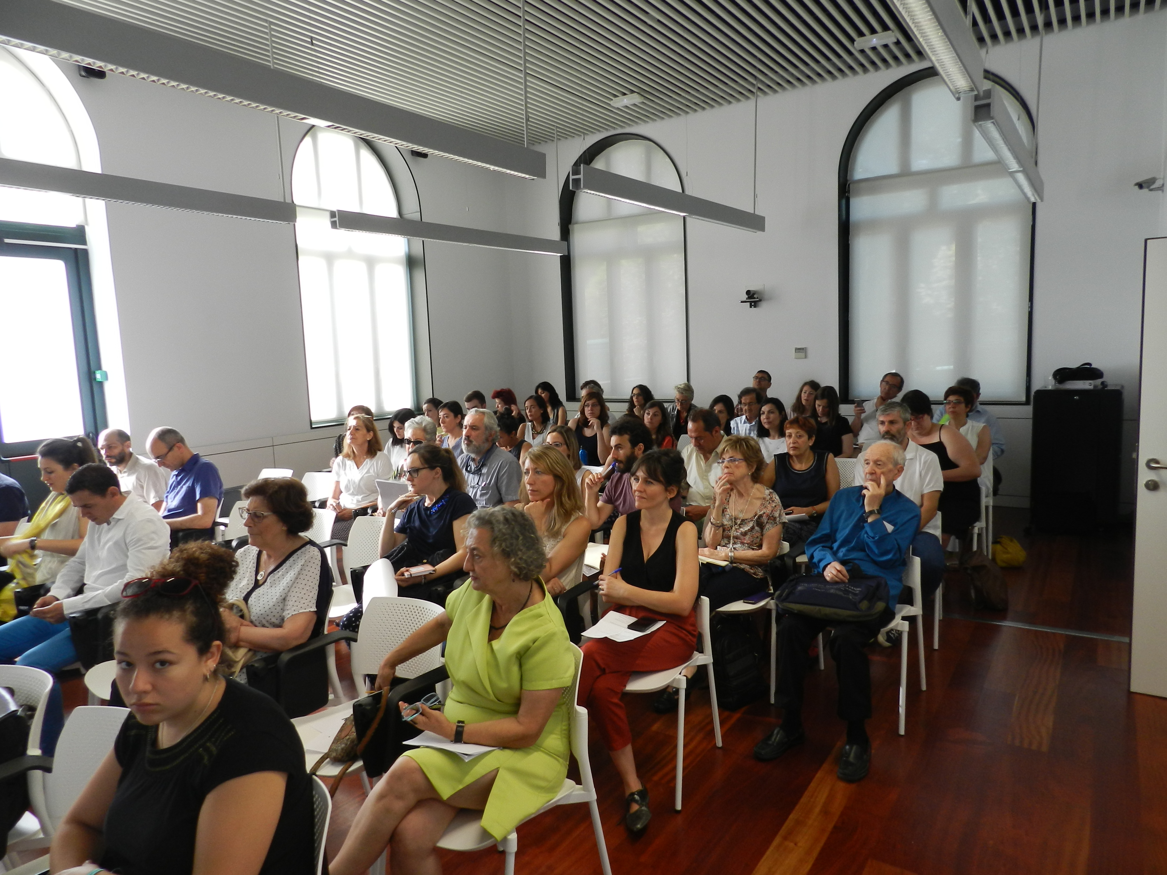 Gente atendiendo en la Jornada Innovación Social en Servicios Sociales. Las Personas y la Comunidad en el centro