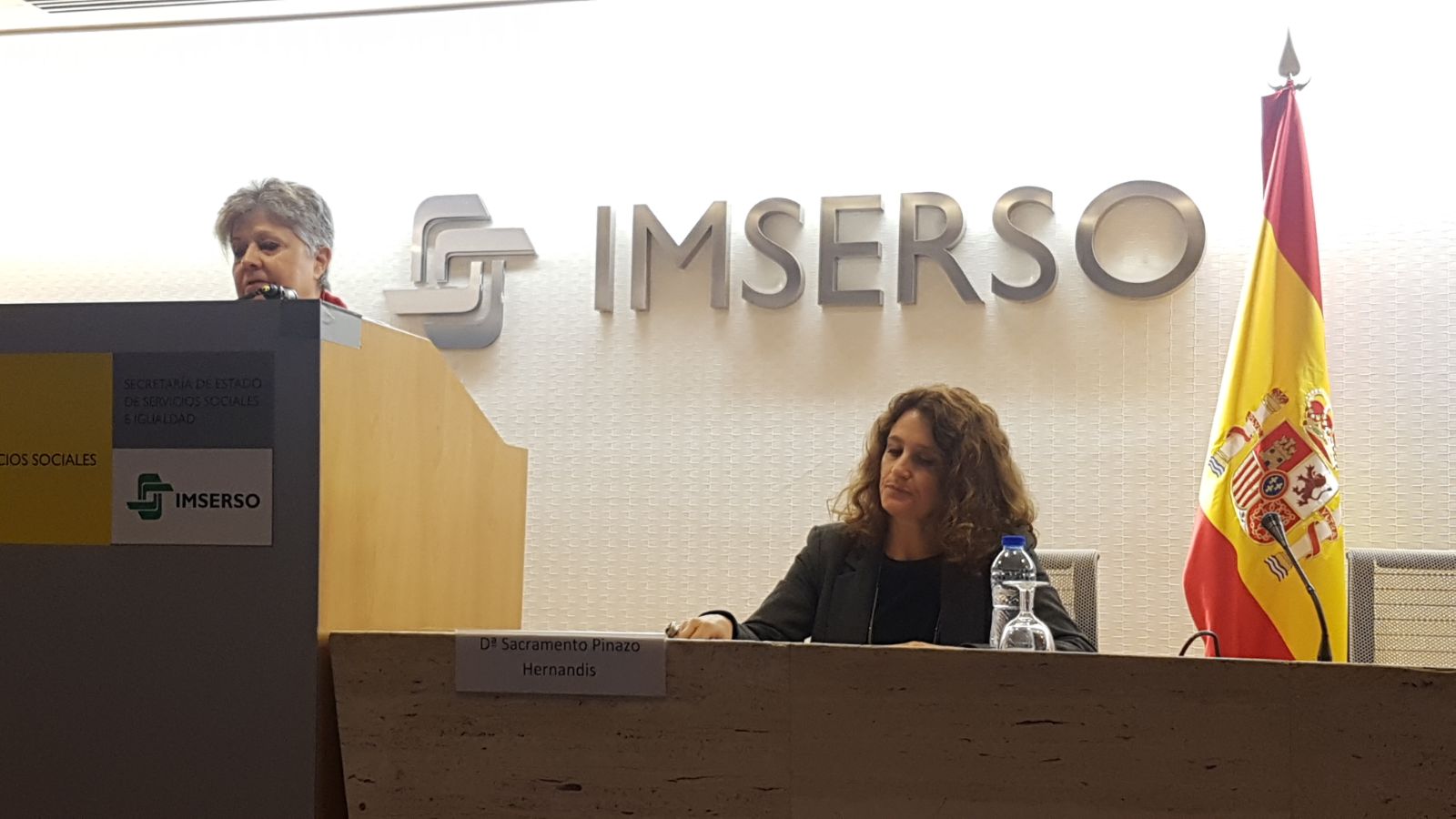 Habla Gregorio Rodríguez Cabrero (Universidad de Alcalá de Henares). En la mesa, Sacramento Pinazo, Vicepresidenta SEGG y Pilar Rodríguez, presidenta de Fundación Pilares