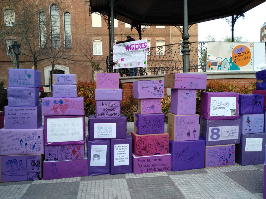 Muro de cajas moradas