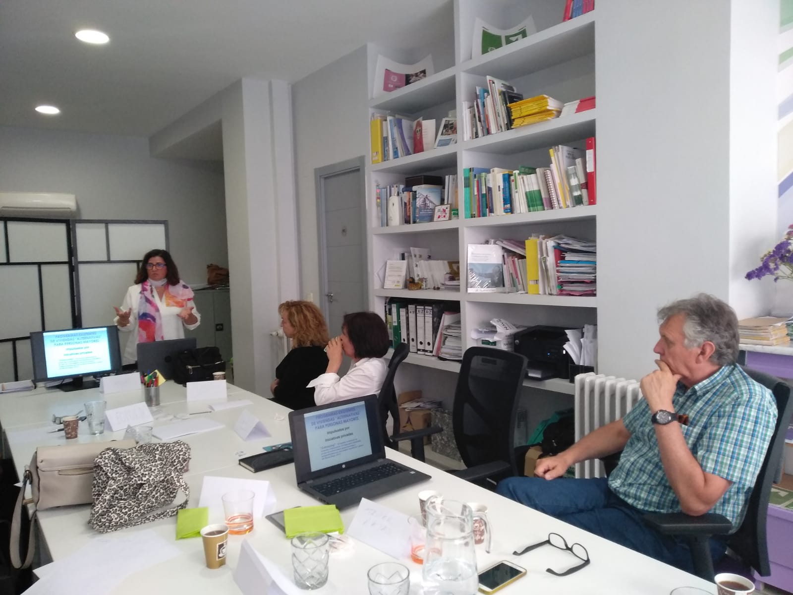 Hogar y Café: primer encuentro grupal de personas mayores interesadas en compartir vivienda. 12/06/2019 190612 encuentro grupal hogar cafe 05