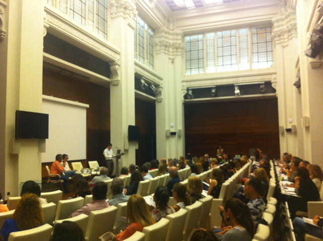 Presentamos la Guía 'Sexualidad en Entornos Residenciales de Personas mayores. Guía de actuación para profesionales' Vista de la sala del Palacio de Cibeles de la Jornada Sexualidad