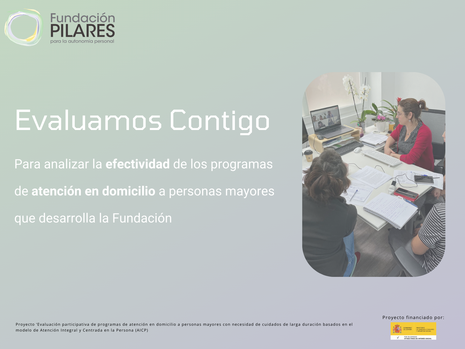 Investigación y evaluación Cartel Evaluamos Contigo con texto explicativo y fotografía de personas trabajando en mesa